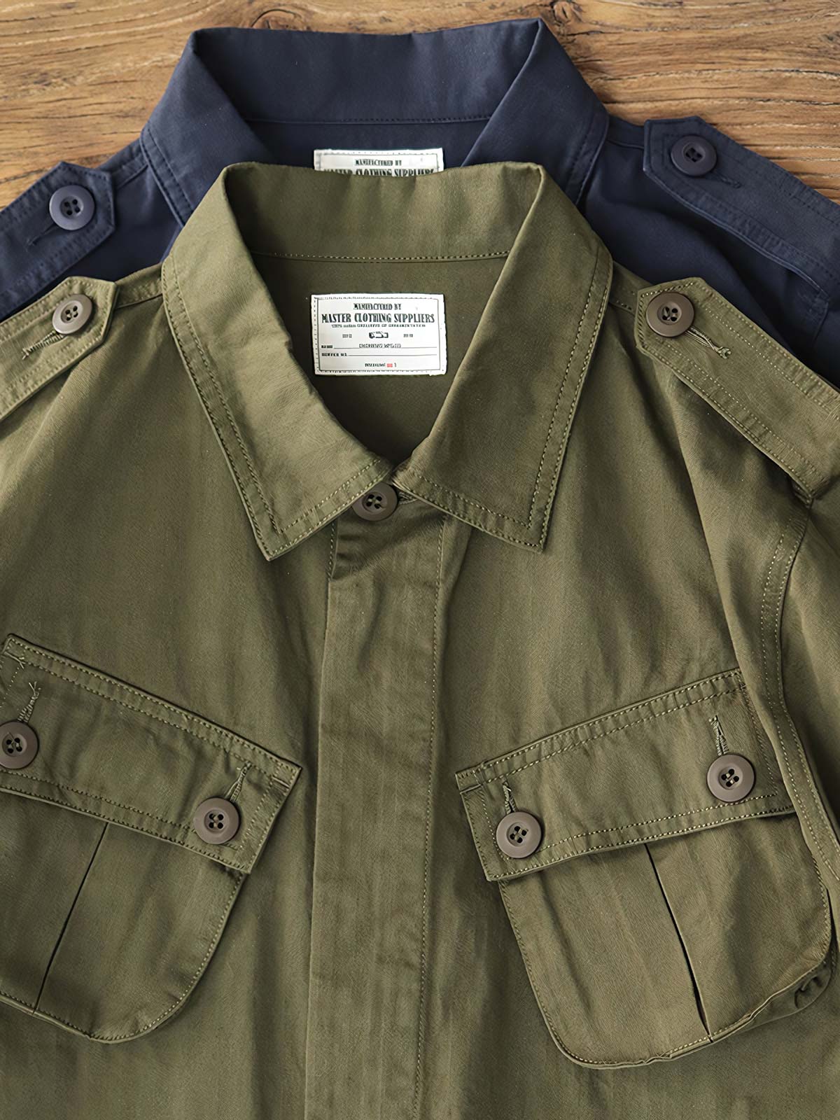 製品画像: 第二次世界大戦リバイバル TCU ジャングルコンバットジャケット メンズ 正面ビュー
詳細画像: 斜め胸ポケットと裾ポケットのディテール ヴィンテージデザインのコンバットジャケット