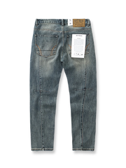 製品画像: アメカジレトロスリムストレートジーンズのフロントビュー。12.5オンスのデニムとウォッシュヴィンテージ加工で、レトロな風合いが特徴
詳細画像: サンドウォッシュ加工と5ポケットデザインのディテール。カスタムリベットとYKKジッパーで高い品質を実現