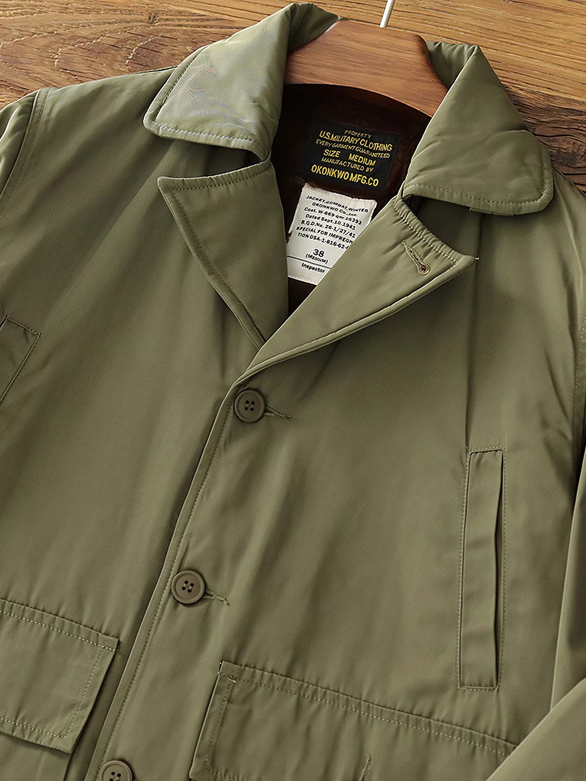 製品画像: AL-1 フライトジャケット メンズ 裏起毛 ミリタリースタイル 正面ビュー
詳細画像: ヴィンテージ風の襟と4つのポケット、防風フラップのディテール