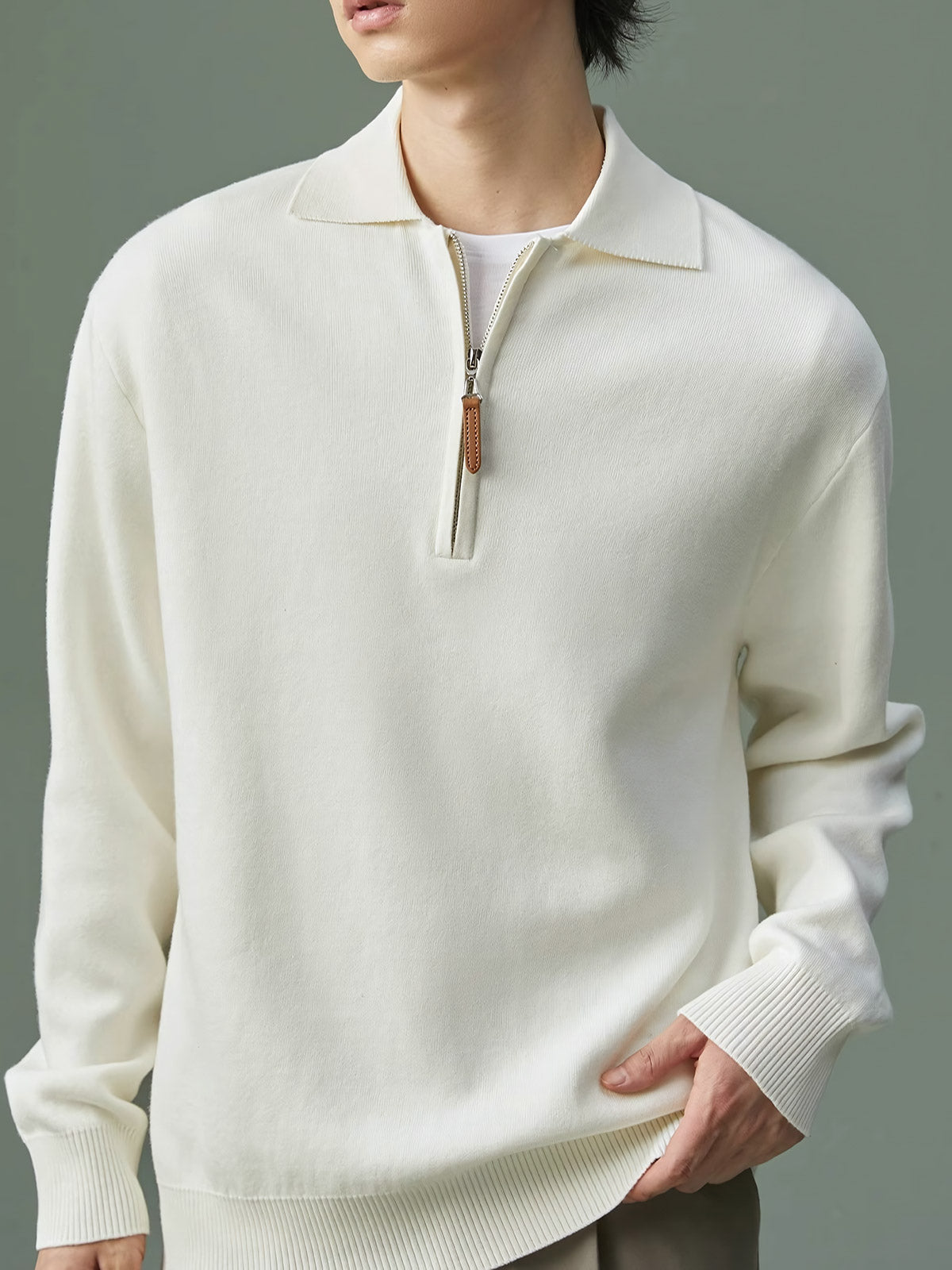 詳細画像: ラペルとジップのディテール展示。ラペル付きのジップが特徴的なデザイン。

モデル画像: モデルが着用するヴィンテージカジュアル風ニットプルオーバーのコーディネート。単独でも重ね着でも楽しめるアイテム。
