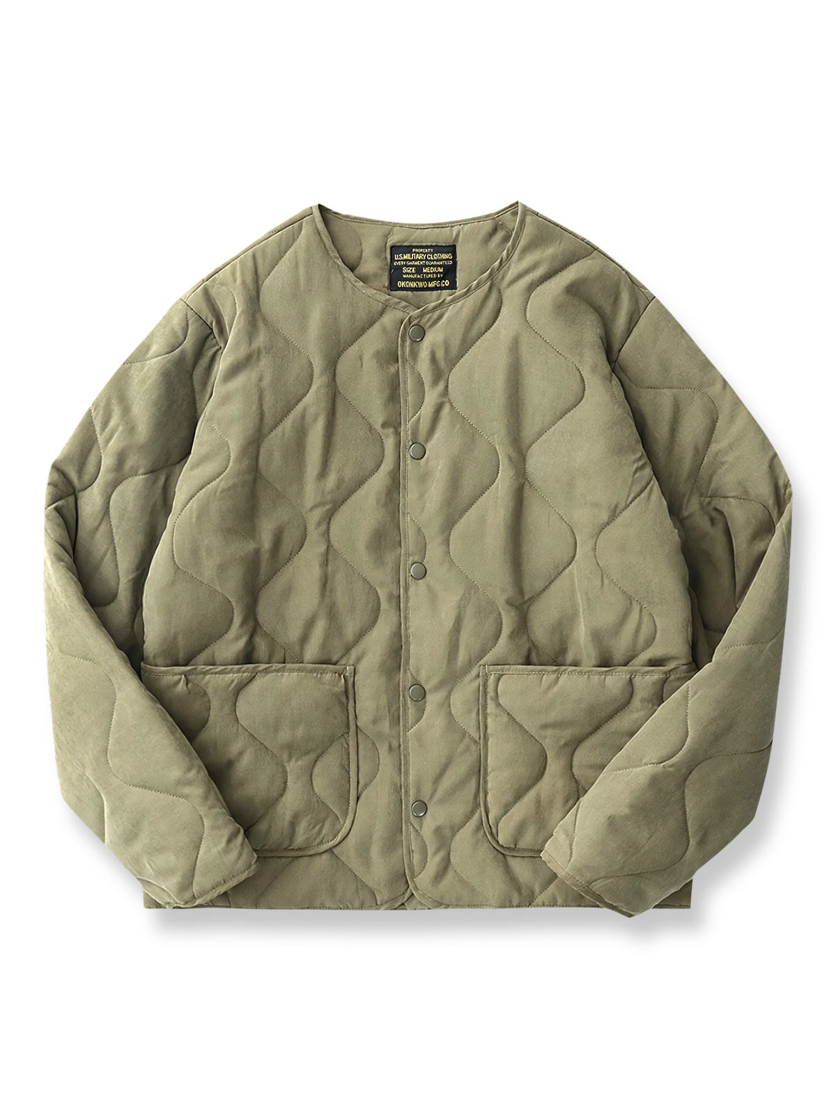 製品画像: M65ライナーリニューアルコートの全体展示。柔らかな両面ピーチスキンとウォッシュドコットン中綿を使用し、秋冬のアウターに最適な暖かさと快適さを提供するノーカラーデザイン。
詳細画像: 独特なウェーブキルティングディテールが施されたM65ライナーコート、シワになりにくいピーチスキン素材の質感。