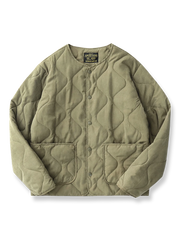 製品画像: M65ライナーリニューアルコートの全体展示。柔らかな両面ピーチスキンとウォッシュドコットン中綿を使用し、秋冬のアウターに最適な暖かさと快適さを提供するノーカラーデザイン。
詳細画像: 独特なウェーブキルティングディテールが施されたM65ライナーコート、シワになりにくいピーチスキン素材の質感。