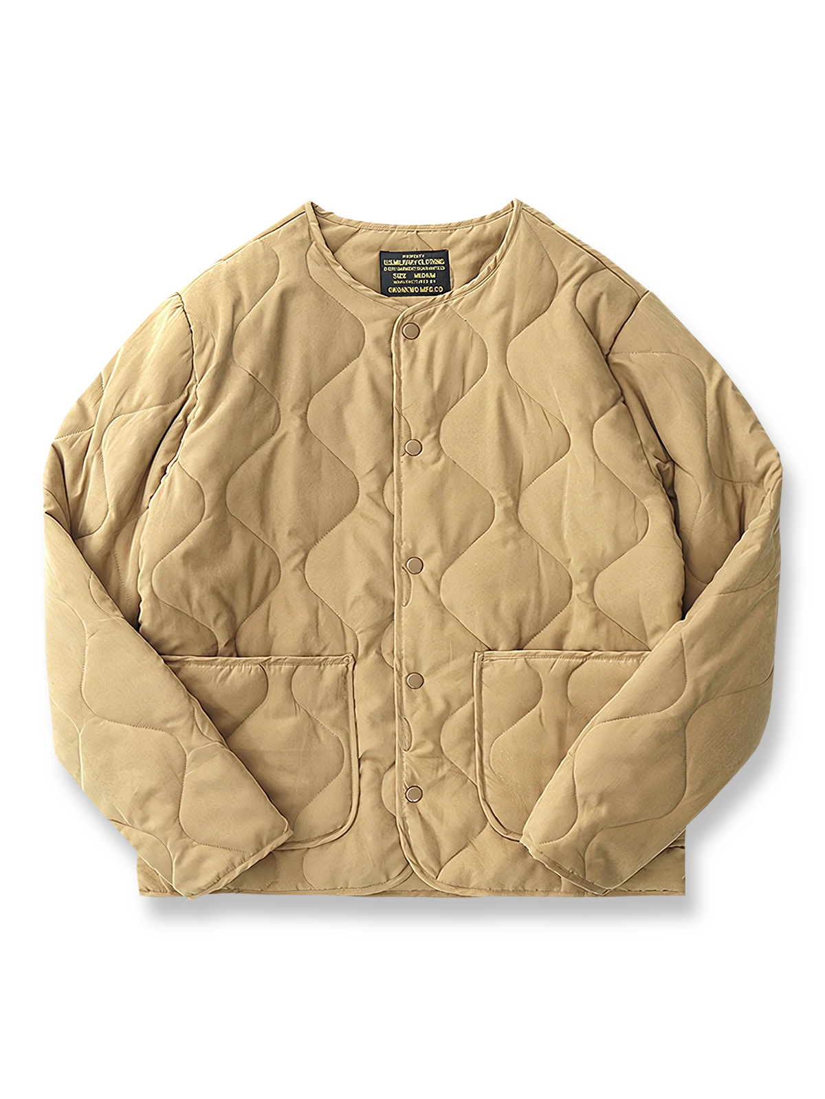 製品画像: M65ライナーリニューアルコートの全体展示。柔らかな両面ピーチスキンとウォッシュドコットン中綿を使用し、秋冬のアウターに最適な暖かさと快適さを提供するノーカラーデザイン。
詳細画像: 独特なウェーブキルティングディテールが施されたM65ライナーコート、シワになりにくいピーチスキン素材の質感。