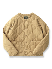 製品画像: M65ライナーリニューアルコートの全体展示。柔らかな両面ピーチスキンとウォッシュドコットン中綿を使用し、秋冬のアウターに最適な暖かさと快適さを提供するノーカラーデザイン。
詳細画像: 独特なウェーブキルティングディテールが施されたM65ライナーコート、シワになりにくいピーチスキン素材の質感。