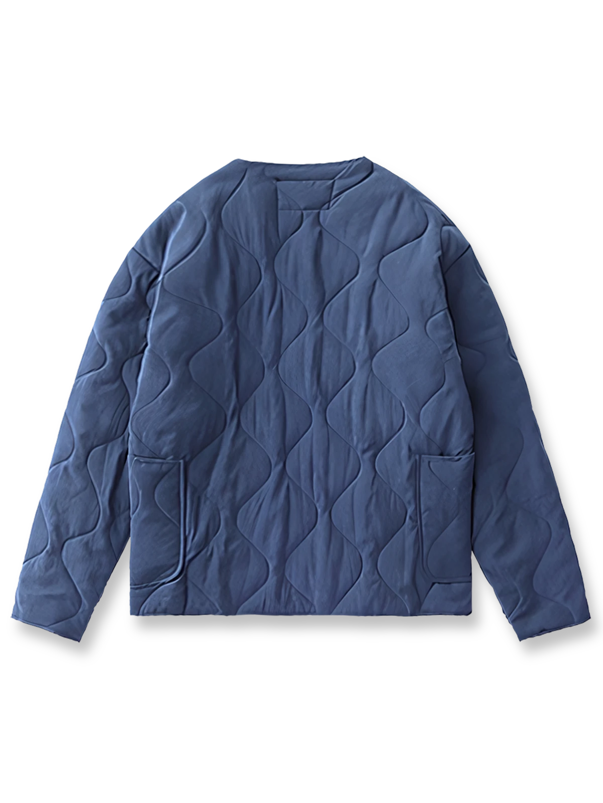 製品画像: M65ライナーリニューアルコートの全体展示。柔らかな両面ピーチスキンとウォッシュドコットン中綿を使用し、秋冬のアウターに最適な暖かさと快適さを提供するノーカラーデザイン。
詳細画像: 独特なウェーブキルティングディテールが施されたM65ライナーコート、シワになりにくいピーチスキン素材の質感。