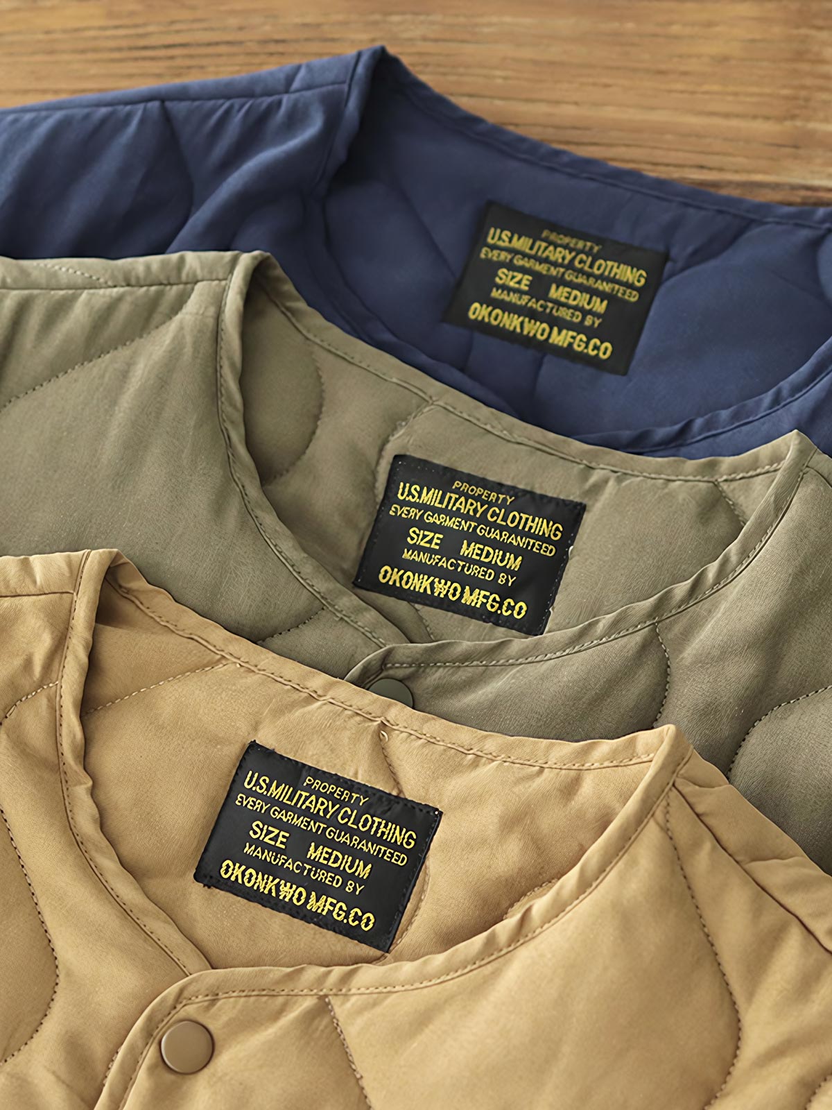 製品画像: M65ライナーリニューアルコートの全体展示。柔らかな両面ピーチスキンとウォッシュドコットン中綿を使用し、秋冬のアウターに最適な暖かさと快適さを提供するノーカラーデザイン。
詳細画像: 独特なウェーブキルティングディテールが施されたM65ライナーコート、シワになりにくいピーチスキン素材の質感。