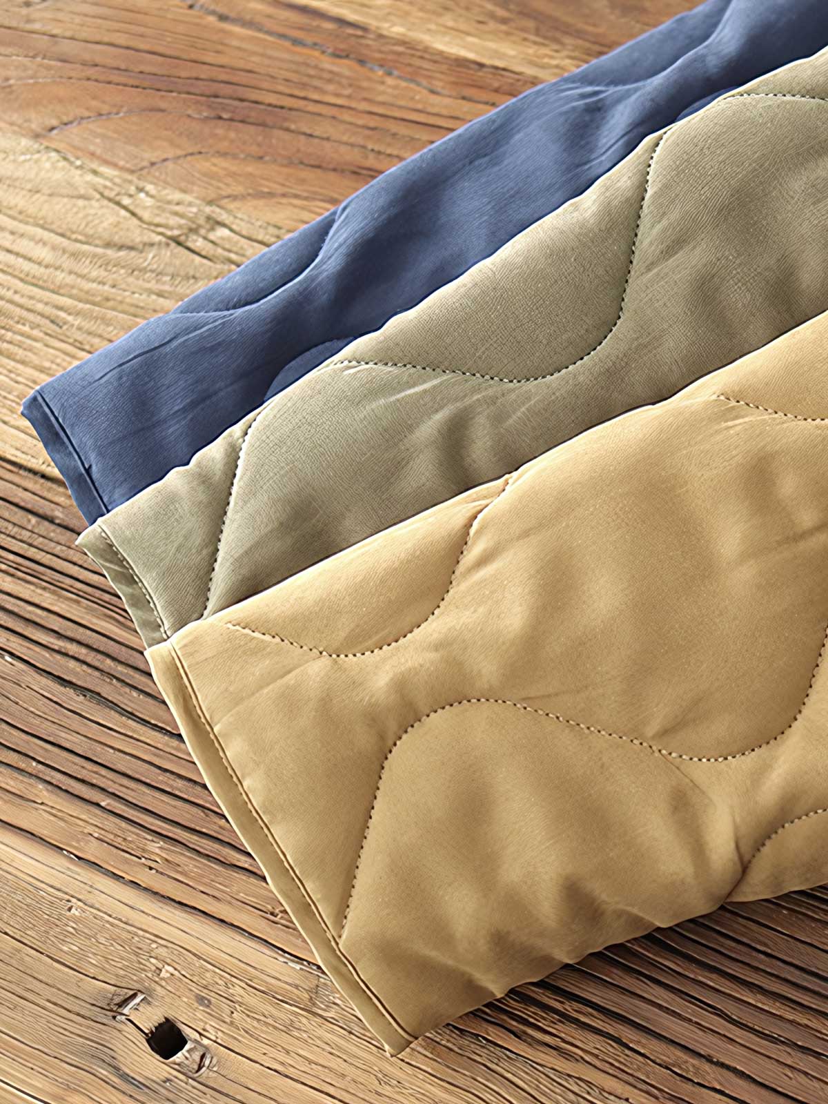 製品画像: M65ライナーリニューアルコートの全体展示。柔らかな両面ピーチスキンとウォッシュドコットン中綿を使用し、秋冬のアウターに最適な暖かさと快適さを提供するノーカラーデザイン。
詳細画像: 独特なウェーブキルティングディテールが施されたM65ライナーコート、シワになりにくいピーチスキン素材の質感。