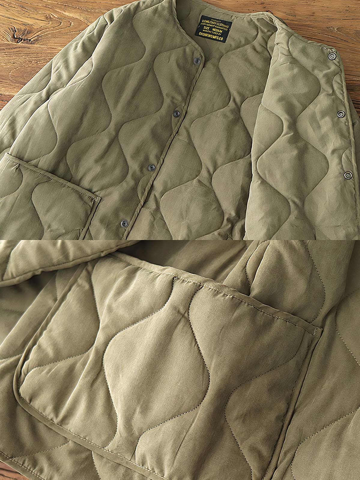 製品画像: M65ライナーリニューアルコートの全体展示。柔らかな両面ピーチスキンとウォッシュドコットン中綿を使用し、秋冬のアウターに最適な暖かさと快適さを提供するノーカラーデザイン。
詳細画像: 独特なウェーブキルティングディテールが施されたM65ライナーコート、シワになりにくいピーチスキン素材の質感。