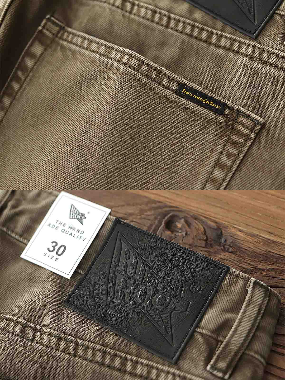 製品画像：アメカジ風泥染めストレートデニムパンツの正面展示。低彩度のブラウンカラーがヴィンテージ感を演出。
詳細画像：カスタムボタンとウォッシュ加工のディテールをクローズアップ。レザーパッチがデザインのアクセントに。