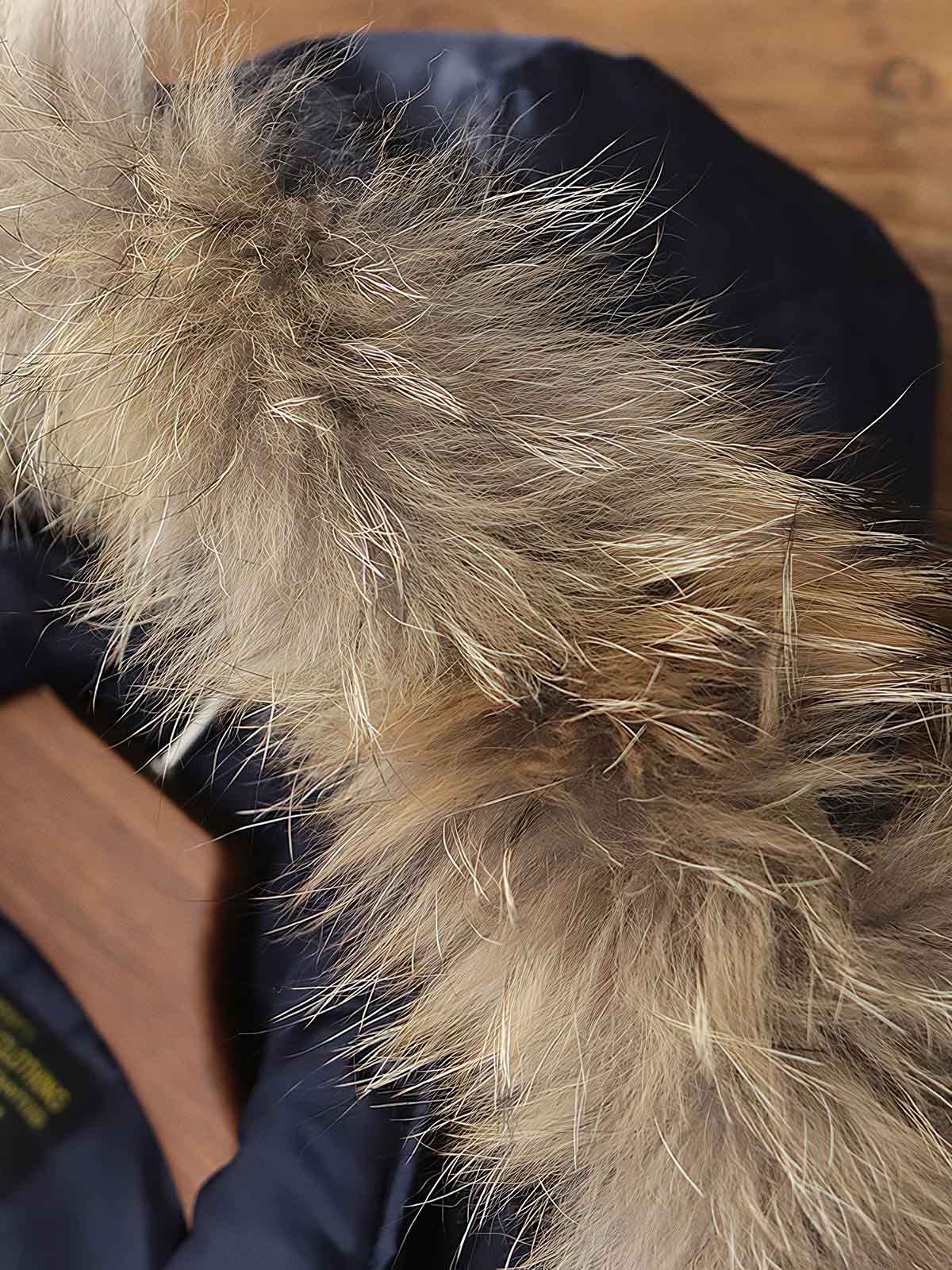 製品画像：N2Bフライトジャケットの正面図。高密度防水ナイロンと天然タヌキファー毛襟を採用し、混合ウールライニングで優れた保温性を実現。冬季のアウトドアや日常コーデに最適なアイテム。
詳細画像：ジャケットのタヌキファー毛襟と内側の混合ウールライニングをクローズアップ。クラシックなミリタリースタイルと防寒性能を兼ね備え、実用性とファッション性が融合したデザイン。