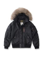 製品画像：N2Bフライトジャケットの正面図。高密度防水ナイロンと天然タヌキファー毛襟を採用し、混合ウールライニングで優れた保温性を実現。冬季のアウトドアや日常コーデに最適なアイテム。
詳細画像：ジャケットのタヌキファー毛襟と内側の混合ウールライニングをクローズアップ。クラシックなミリタリースタイルと防寒性能を兼ね備え、実用性とファッション性が融合したデザイン。