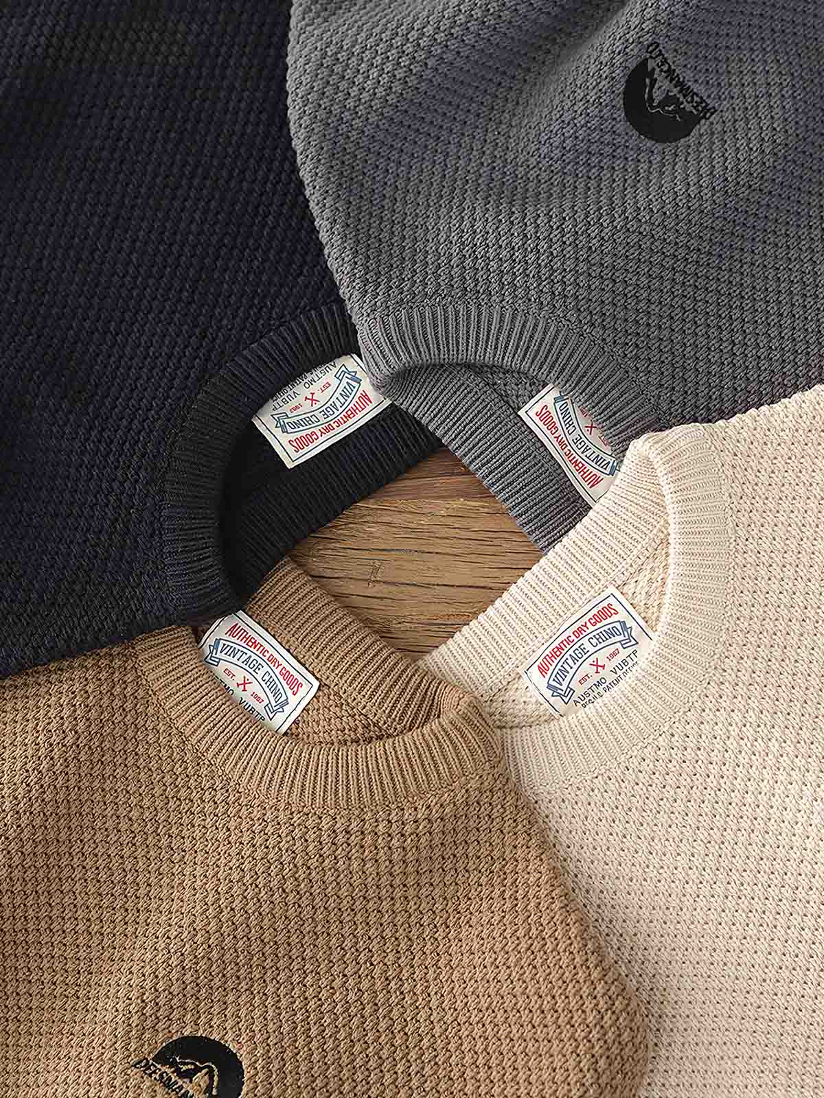 製品画像：ゆったりとしたワッフル編みクルーネックセーターの正面展示。ヴィンテージ風のデザインがカジュアルなスタイルにぴったり。
詳細画像：立体感のあるワッフル編みのディテールをクローズアップ。柔らかさと耐久性を兼ね備えたダブルヤーン素材。