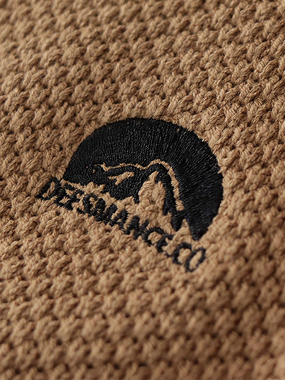 製品画像：ゆったりとしたワッフル編みクルーネックセーターの正面展示。ヴィンテージ風のデザインがカジュアルなスタイルにぴったり。
詳細画像：立体感のあるワッフル編みのディテールをクローズアップ。柔らかさと耐久性を兼ね備えたダブルヤーン素材。