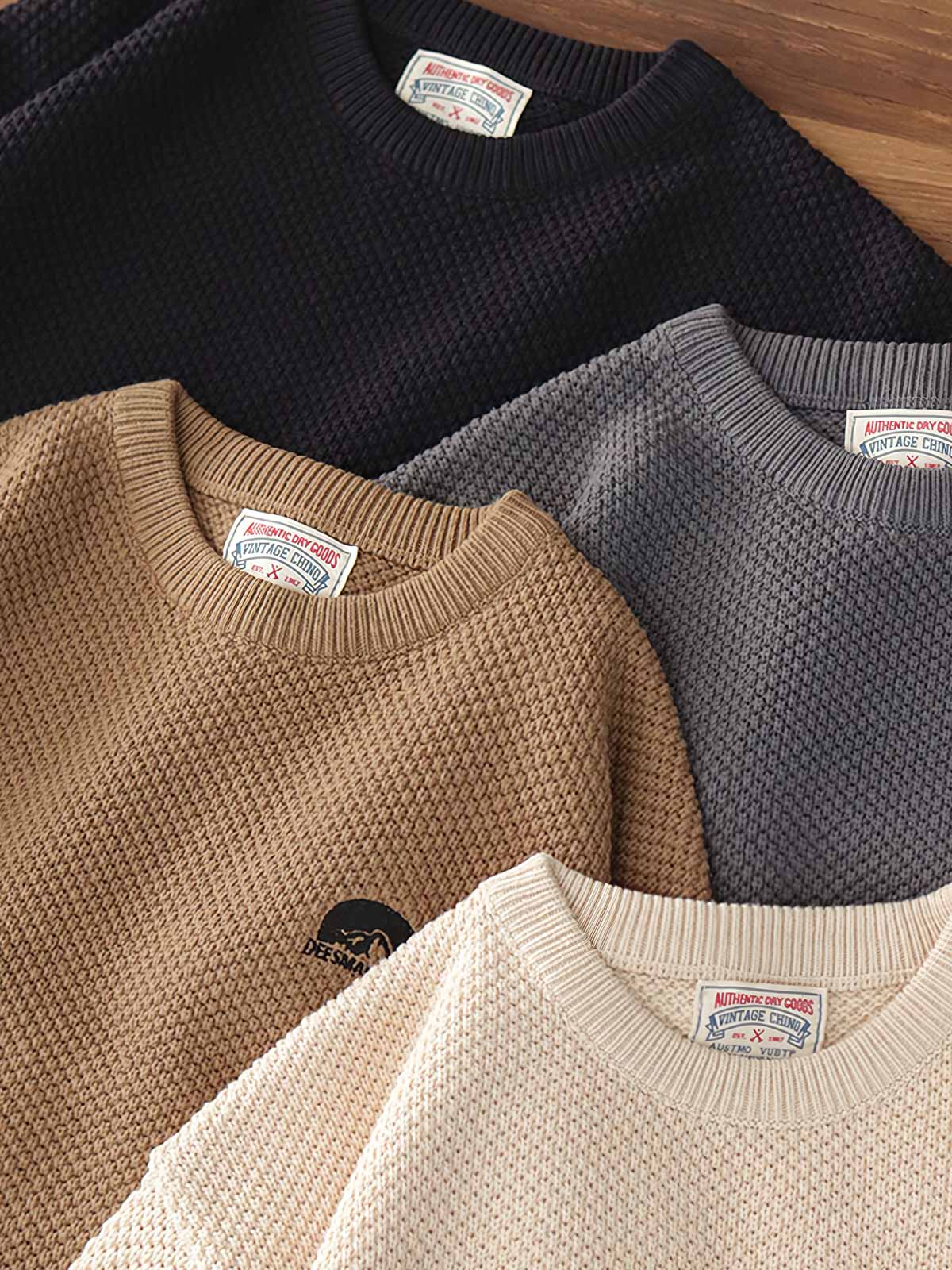 製品画像：ゆったりとしたワッフル編みクルーネックセーターの正面展示。ヴィンテージ風のデザインがカジュアルなスタイルにぴったり。
詳細画像：立体感のあるワッフル編みのディテールをクローズアップ。柔らかさと耐久性を兼ね備えたダブルヤーン素材。