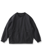 製品画像: 軽量 Cordura ナイロン 速乾トップ 正面、耐摩耗性・リップストップ機能
詳細画像: 両サイドの大容量ポケットと伸縮性のある袖口のディテール、オーバーサイズシルエット