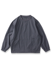 製品画像: 軽量 Cordura ナイロン 速乾トップ 正面、耐摩耗性・リップストップ機能
詳細画像: 両サイドの大容量ポケットと伸縮性のある袖口のディテール、オーバーサイズシルエット