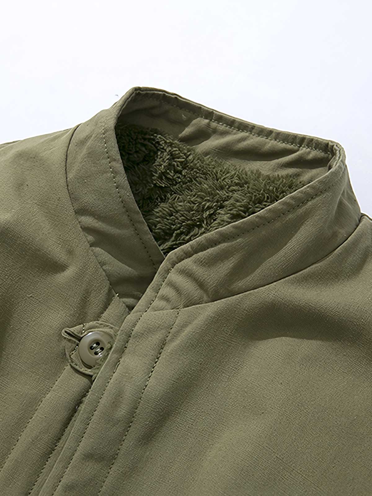 製品画像: リバーシブル厚手コーラルフリースヴィンテージワークコート全体表示。コットン表地とコーラルフリース裏地の組み合わせで、保温性とスタイルを両立したデザイン。

詳細画像: スタンドカラーとフリース裏地のディテール表示。すっきりとしたシルエットと柔らかいフリース素材が特徴。