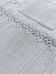 製品画像: ウォッシュ刺し子ストライプスタンドカラーデニムシャツ全体表示。東洋風デザインとモダンな刺し子刺繍が特徴のカジュアルシャツ。

詳細画像: ストライプ状の刺し子刺繍ディテール表示。民族風と幾何学模様が融合したデザインで、シャツのアクセントに。