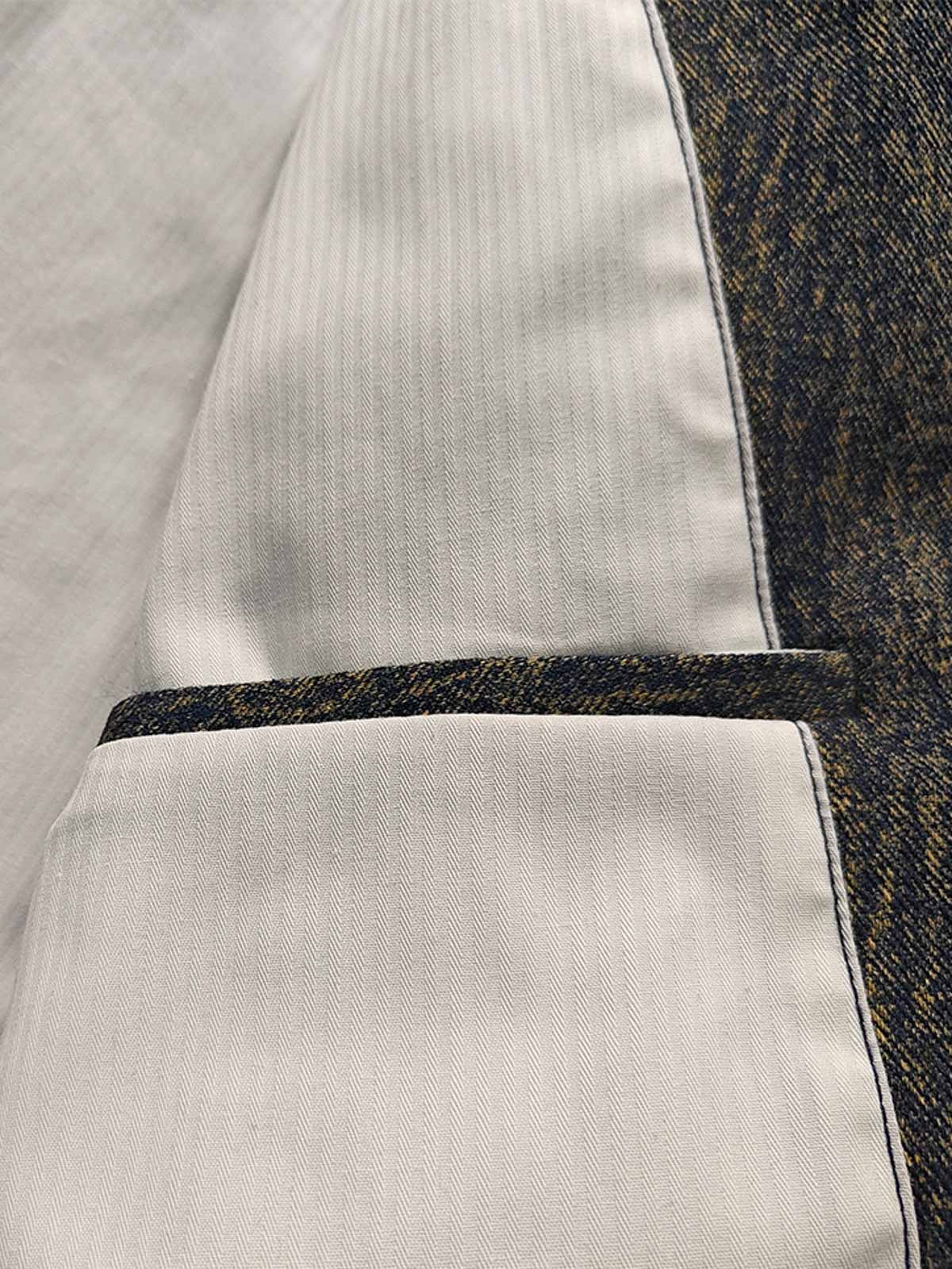 製品画像: ヴィンテージウォッシュ民族パイピング刺繍フライトジャケット全体展示。民族風のデザインとゆったりシルエットが特徴。

詳細画像: 前身のパイピング刺繍とヴィンテージ氷紋模様のディテール展示。立体的な刺繍と洗練された模様が融合したデザイン。