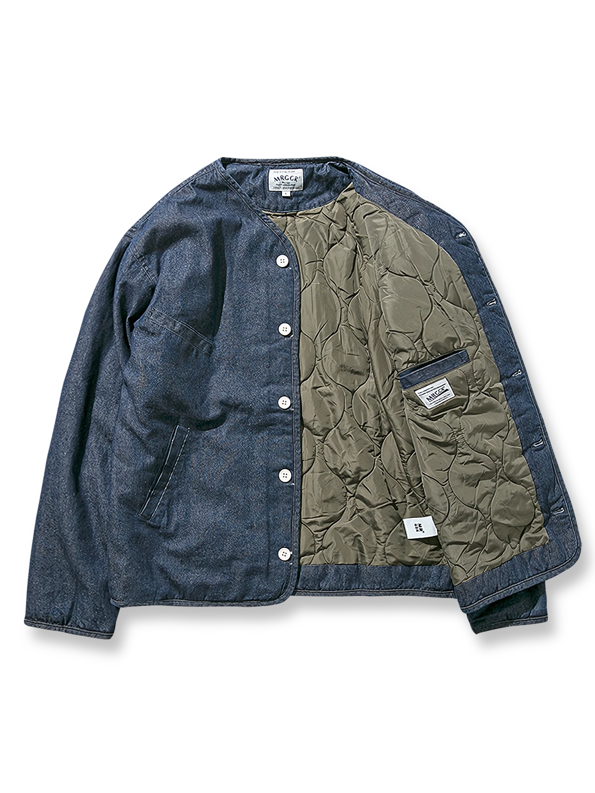 製品画像: ヴィンテージ風デニム中綿ワークジャケット全体展示。秋冬に適した保温性とスタイルが特徴のアイテム。

詳細画像: 中綿裏地と隠しスナップボタンのディテール展示。ヴィンテージ感のあるディテールがポイント。
