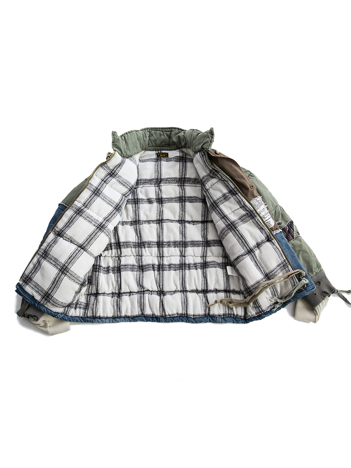 製品画像: ヘビーウェイト ダメージパッチ デニム 中綿ジャケット全体展示。多素材コンビネーションと厚手仕様で冬にぴったりのデザイン。

詳細画像: コンビネーションディテールとダメージパッチデザイン展示。視覚的な立体感とヴィンテージ感が際立つ仕上がり。
