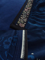 製品画像：抜染と段落ち抜染の和柄リネンはんてんの正面展示。複雑な模様と藍染が施された伝統的なデザインが魅力。
詳細画像：和柄の抜染と段落ち抜染のディテールをクローズアップ。刺し子刺繍と織り帯のディテールが、工芸的な価値を引き立てる。