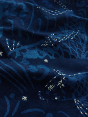 製品画像：抜染と段落ち抜染の和柄リネンはんてんの正面展示。複雑な模様と藍染が施された伝統的なデザインが魅力。
詳細画像：和柄の抜染と段落ち抜染のディテールをクローズアップ。刺し子刺繍と織り帯のディテールが、工芸的な価値を引き立てる。