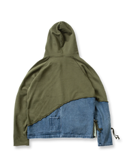 製品画像: オリーブグリーンとウォッシュデニムが特徴の異素材パッチワークフーディージャケット全体表示。ヴィンテージと現代のカジュアルスタイルが融合したデザイン。

詳細画像: パッチワークのディテールと生地感が見える表示。異素材の質感が楽しめる仕上がりで、立体感が際立ちます。