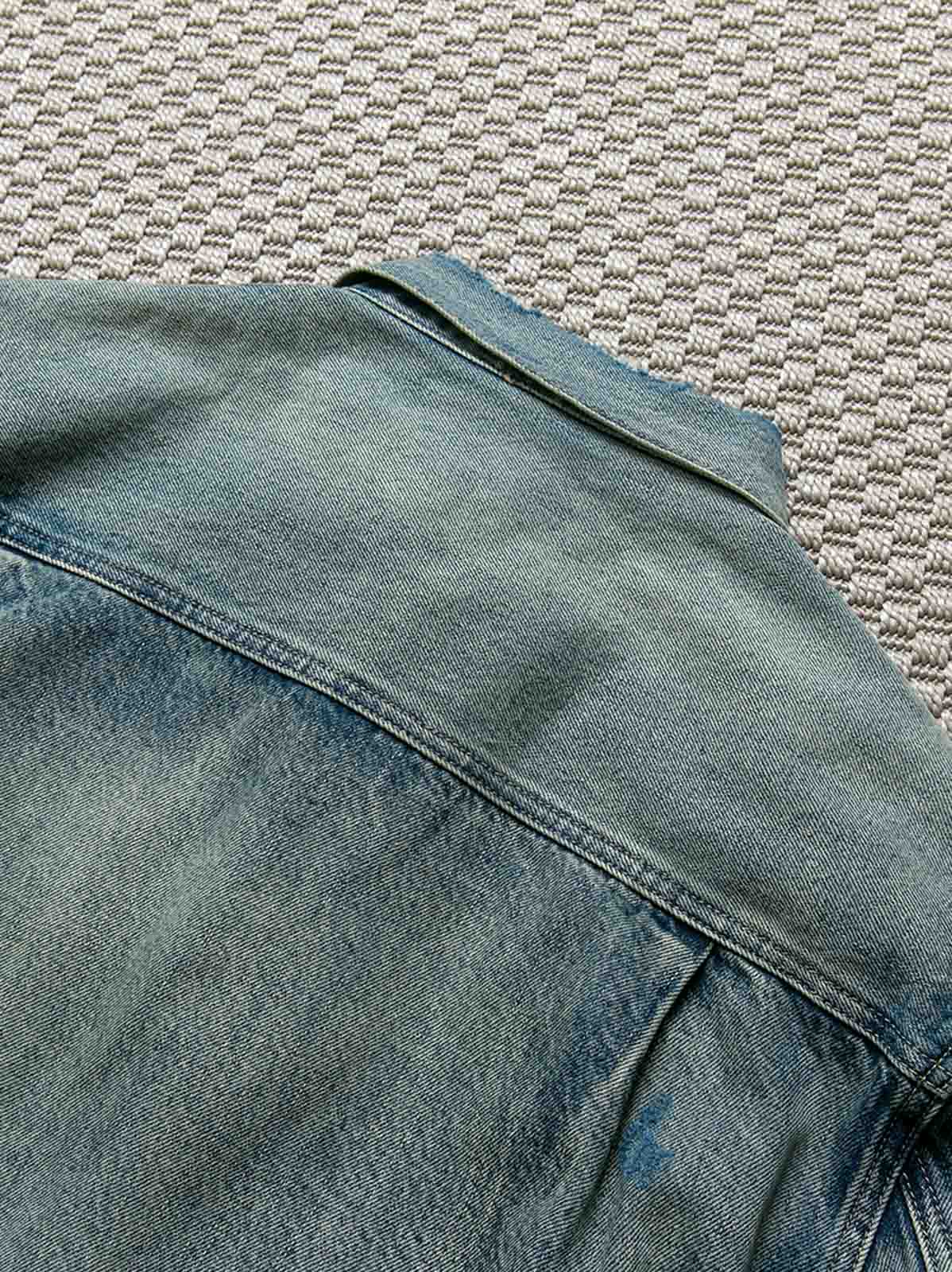 製品画像: ヴィンテージ風ダメージデニムジャケット全体表示。クラシックなチェック柄裏地とヘビーウェイトのコットン素材が特徴で、ワーク風シルエットが際立ちます。

詳細画像: ダメージ加工とチェック裏地のディテール表示。リアルなユーズド感とレイヤード効果がヴィンテージスタイルに深みを与えます。