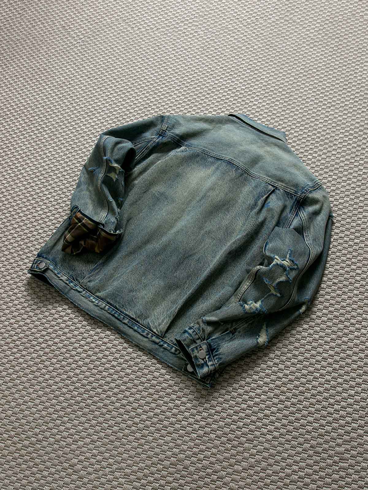 製品画像: ヴィンテージ風ダメージデニムジャケット全体表示。クラシックなチェック柄裏地とヘビーウェイトのコットン素材が特徴で、ワーク風シルエットが際立ちます。

詳細画像: ダメージ加工とチェック裏地のディテール表示。リアルなユーズド感とレイヤード効果がヴィンテージスタイルに深みを与えます。