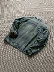 製品画像: ヴィンテージ風ダメージデニムジャケット全体表示。クラシックなチェック柄裏地とヘビーウェイトのコットン素材が特徴で、ワーク風シルエットが際立ちます。

詳細画像: ダメージ加工とチェック裏地のディテール表示。リアルなユーズド感とレイヤード効果がヴィンテージスタイルに深みを与えます。