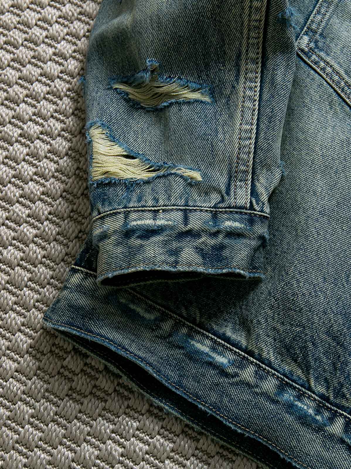 製品画像: ヴィンテージ風ダメージデニムジャケット全体表示。クラシックなチェック柄裏地とヘビーウェイトのコットン素材が特徴で、ワーク風シルエットが際立ちます。

詳細画像: ダメージ加工とチェック裏地のディテール表示。リアルなユーズド感とレイヤード効果がヴィンテージスタイルに深みを与えます。