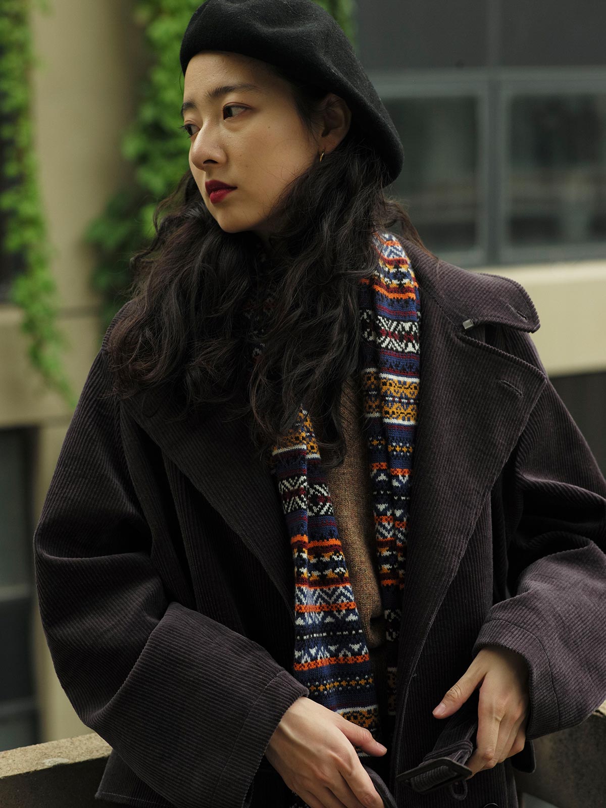 詳細画像：マフラーの織り目とフェアアイランド柄のディテールが鮮明に描かれており、シェトランドウール特有の柔らかな質感と耐久性が伝わります。染色技術にこだわったカラフルな糸が、アクセントとなる美しいデザインを際立たせています。

モデル画像：シェトランドウールのフェアアイランド柄マフラーを着用したモデルが、ヴィンテージ感のあるスタイルでコーディネートしています。マフラーの柔らかさと温かさが際立ち、日常的なカジュアルスタイルにもぴったりのアイテムであることを示しています。