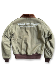 製品画像：

アメリカンヴィンテージ空軍フライトジャケット全体画像。クラシックなデザインが特徴的で、ウールライニングとコットン外層が融合し、保温性と耐久性を兼ね備えています。
詳細画像：

フライトジャケットのConmarジッパーとワッペンディテールのクローズアップ。ジャケットの高品質な縫製とヴィンテージミリタリーデザインが鮮明に映し出されています。