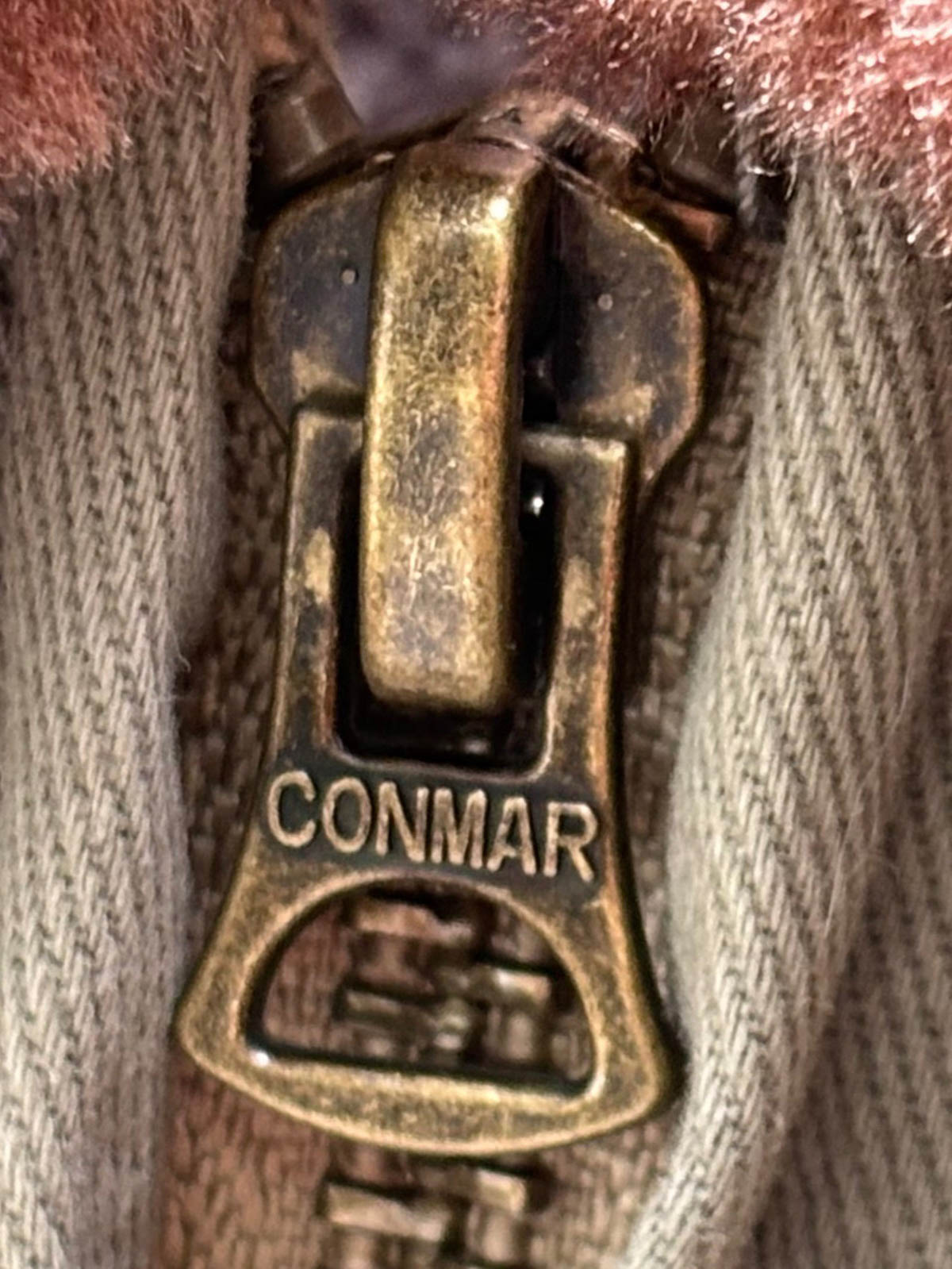 製品画像：

アメリカンヴィンテージ空軍フライトジャケット全体画像。クラシックなデザインが特徴的で、ウールライニングとコットン外層が融合し、保温性と耐久性を兼ね備えています。
詳細画像：

フライトジャケットのConmarジッパーとワッペンディテールのクローズアップ。ジャケットの高品質な縫製とヴィンテージミリタリーデザインが鮮明に映し出されています。