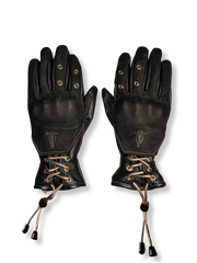 图像替代文本1：ヴィンテージ羊革バイカーズグローブ。防風、防衝撃、通気性の良いデザインで快適なライディング体験を提供。

图像替代文本2：通気性を高めるメタル通気孔が特徴的なヴィンテージ羊革バイカーズグローブ。