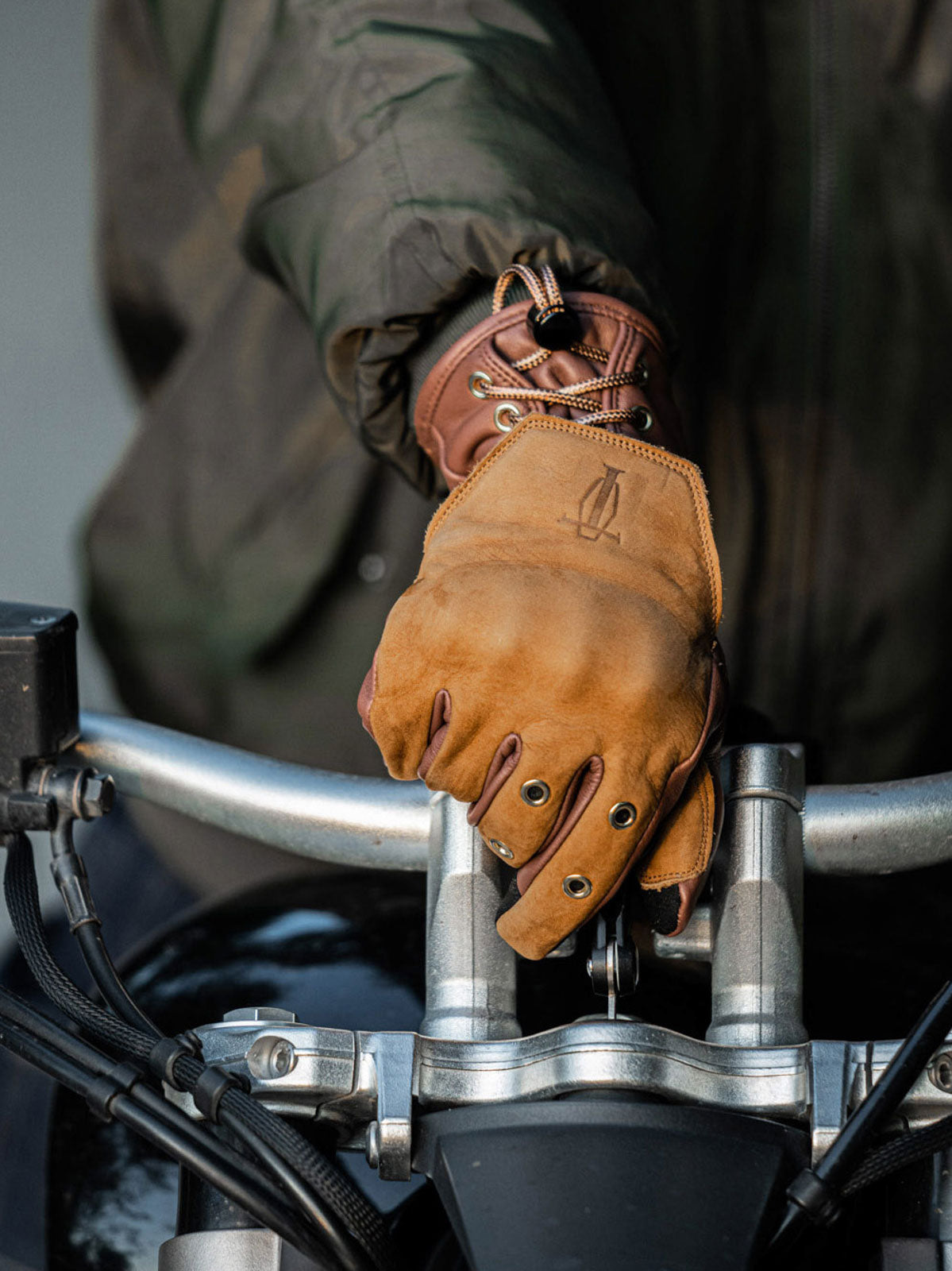 图像替代文本2：通気性を高めるメタル通気孔が特徴的なヴィンテージ羊革バイカーズグローブ。

图像替代文本3：調整可能なストラップ付きの羊革バイカーズグローブ、ライディングに最適。