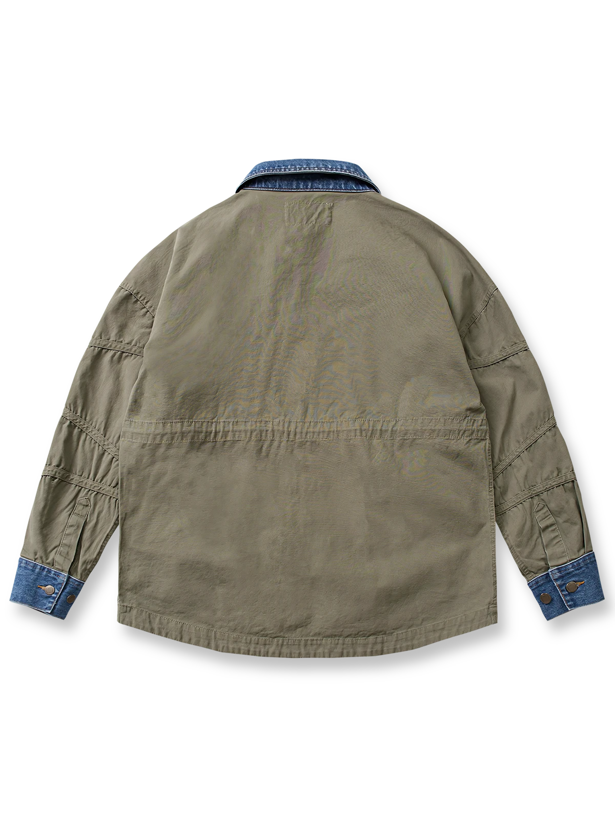 製品画像：
マルチ素材パッチワークデニムジャケットの全体画像。ミリタリーグリーンとデニム素材のパッチワークが特徴的で、ウォッシュ加工によりヴィンテージ感とトレンド感を兼ね備えています。

詳細画像：
ジャケットのパッチワークデザイン、ウォッシュ加工によるユーズド感、ディテールにこだわったボタンとジッパー部分。