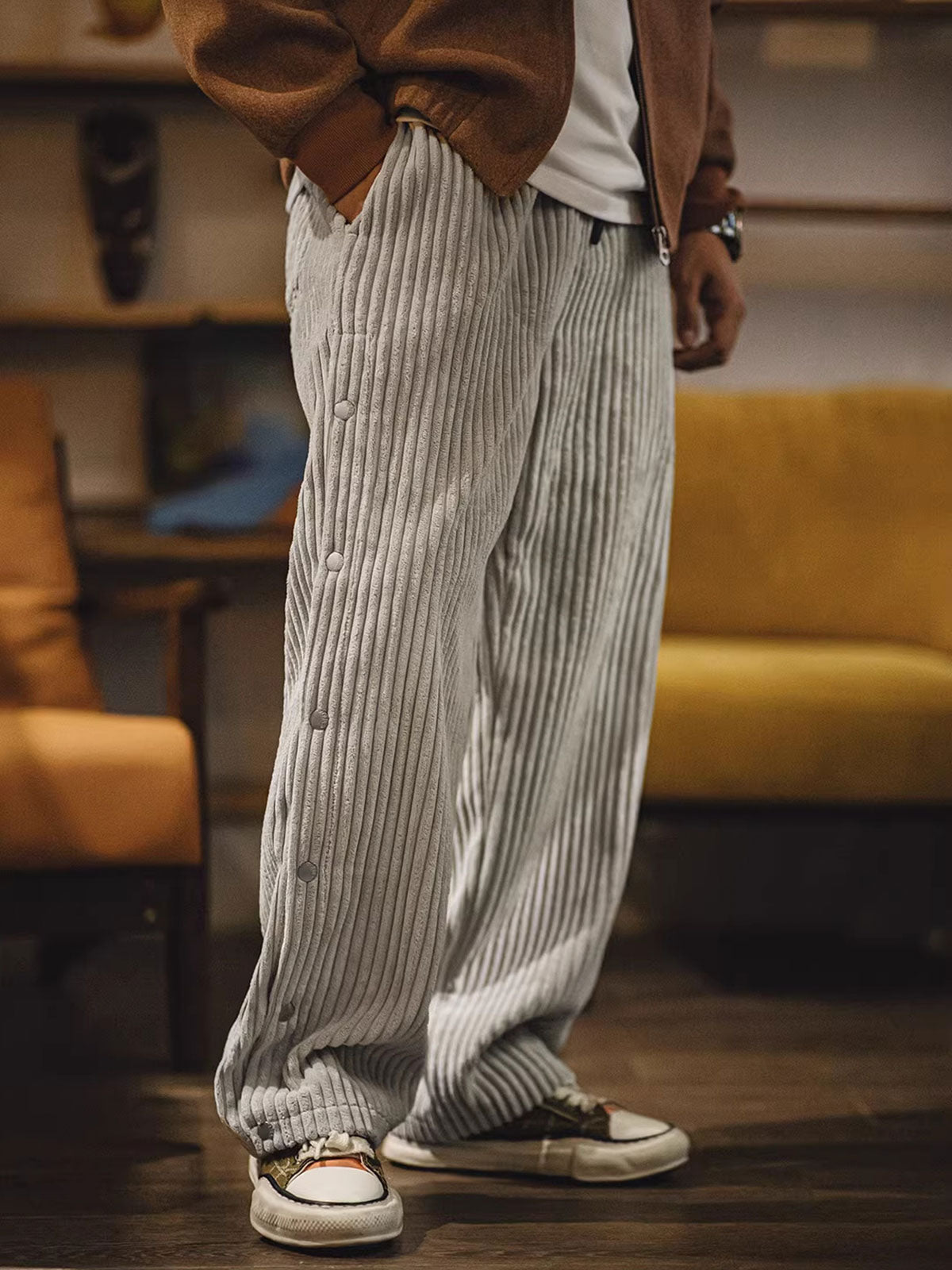 製品画像（Product Image）:
ヴィンテージ風コーデュロイボタン付きストレートスウェットパンツの全体像。2.5ピッチの太畝コーデュロイ素材が映える、ファッション性と機能性を兼ね備えたデザイン。

詳細画像（Detail Image）:
サイドのボタンデザイン、ウエスト部分、コーデュロイ素材の質感をクローズアップした画像。ボタンの開閉や生地の触感が伝わるようなディテールが特徴。
