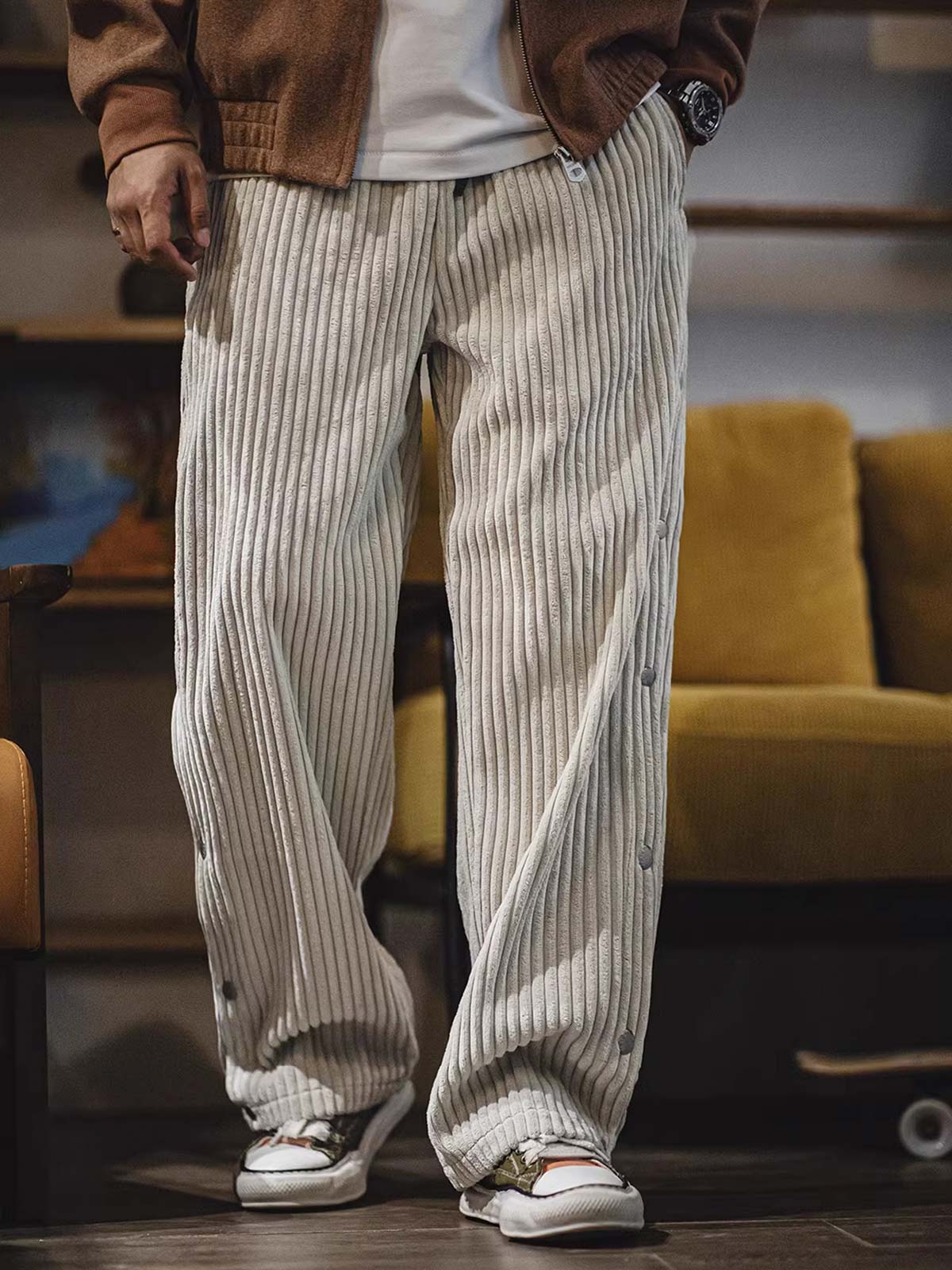 詳細画像（Detail Image）:
サイドのボタンデザイン、ウエスト部分、コーデュロイ素材の質感をクローズアップした画像。ボタンの開閉や生地の触感が伝わるようなディテールが特徴。

モデル画像（Model Image）:
実際に着用したモデルが、ヴィンテージ風コーデュロイボタン付きストレートスウェットパンツをスタイリッシュに着こなしているシーン。シルエットやフィット感が分かるように工夫された着用写真。
