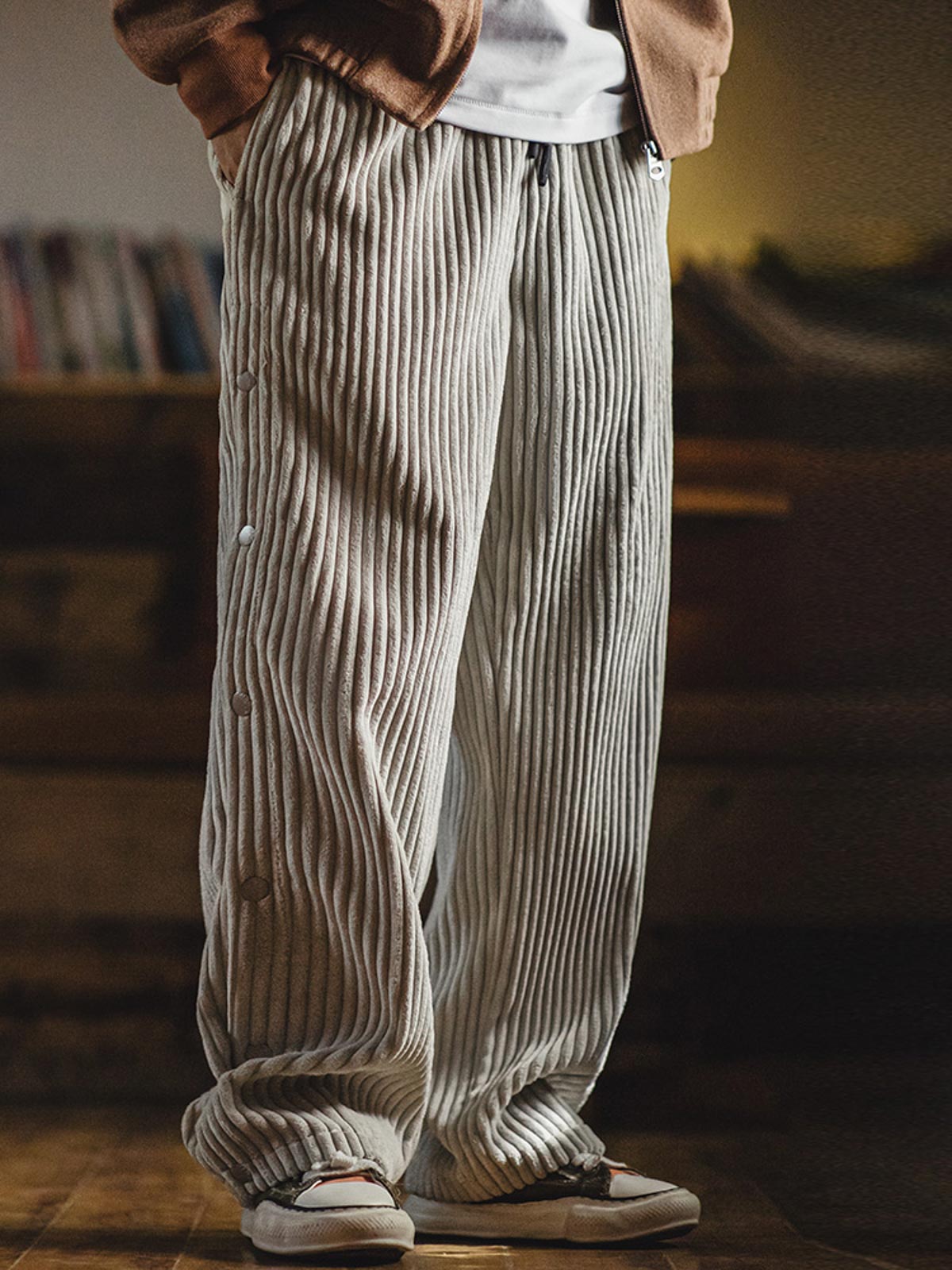 詳細画像（Detail Image）:
サイドのボタンデザイン、ウエスト部分、コーデュロイ素材の質感をクローズアップした画像。ボタンの開閉や生地の触感が伝わるようなディテールが特徴。

モデル画像（Model Image）:
実際に着用したモデルが、ヴィンテージ風コーデュロイボタン付きストレートスウェットパンツをスタイリッシュに着こなしているシーン。シルエットやフィット感が分かるように工夫された着用写真。
