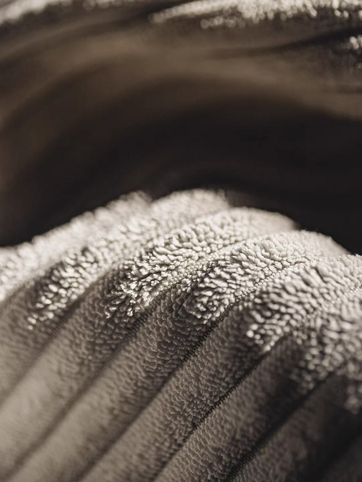 製品画像（Product Image）:
ヴィンテージ風コーデュロイボタン付きストレートスウェットパンツの全体像。2.5ピッチの太畝コーデュロイ素材が映える、ファッション性と機能性を兼ね備えたデザイン。

詳細画像（Detail Image）:
サイドのボタンデザイン、ウエスト部分、コーデュロイ素材の質感をクローズアップした画像。ボタンの開閉や生地の触感が伝わるようなディテールが特徴。