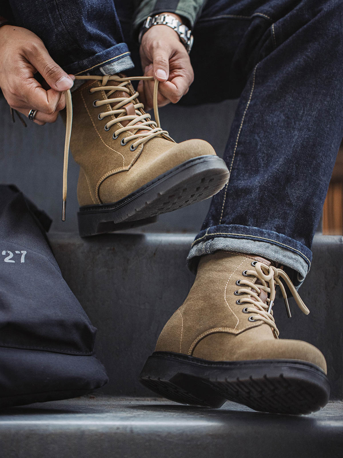 製品画像: ヴィンテージ風大航海時代オイルワックスキャンバス ワークブーツの全体イメージ。オイルワックス仕上げの厚手キャンバスとフルグレインレザーの裏地が、耐久性と個性を兼ね備えたデザイン。
詳細画像: オイルワックスキャンバス生地とフルグレインレザーのディテールが強調されたワークブーツ。引き裂き防止と撥水性のあるコーティングが施されているため、長年使用可能な堅牢な構造。