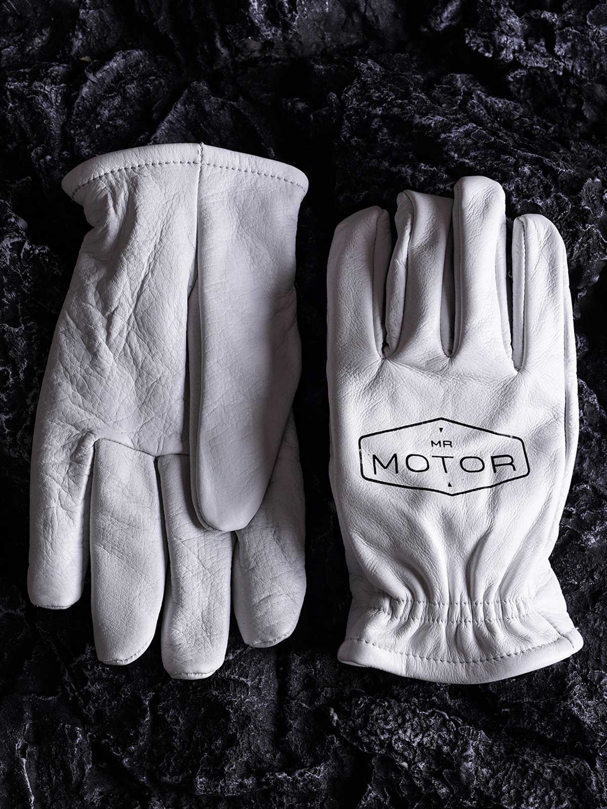 製品画像: ヴィンテージ風の磨き上げフルグレインレザーグローブの全体展示。優れた保温性と耐久性を持ち、アウトドアに最適なスタイル。
詳細画像: グローブのフルグレインレザーの質感とディテールが確認できる画像。ヴィンテージ感を持たせた加工が施され、長時間の使用でも快適な柔軟性を保持。