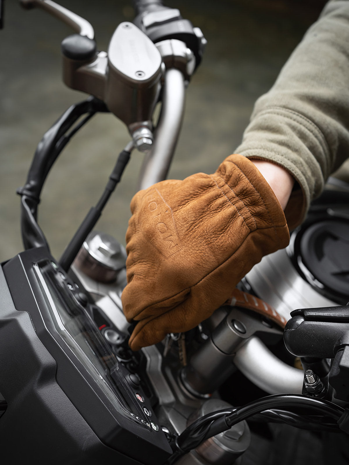 製品画像: ヴィンテージ風の磨き上げフルグレインレザーグローブの全体展示。優れた保温性と耐久性を持ち、アウトドアに最適なスタイル。
詳細画像: グローブのフルグレインレザーの質感とディテールが確認できる画像。ヴィンテージ感を持たせた加工が施され、長時間の使用でも快適な柔軟性を保持。