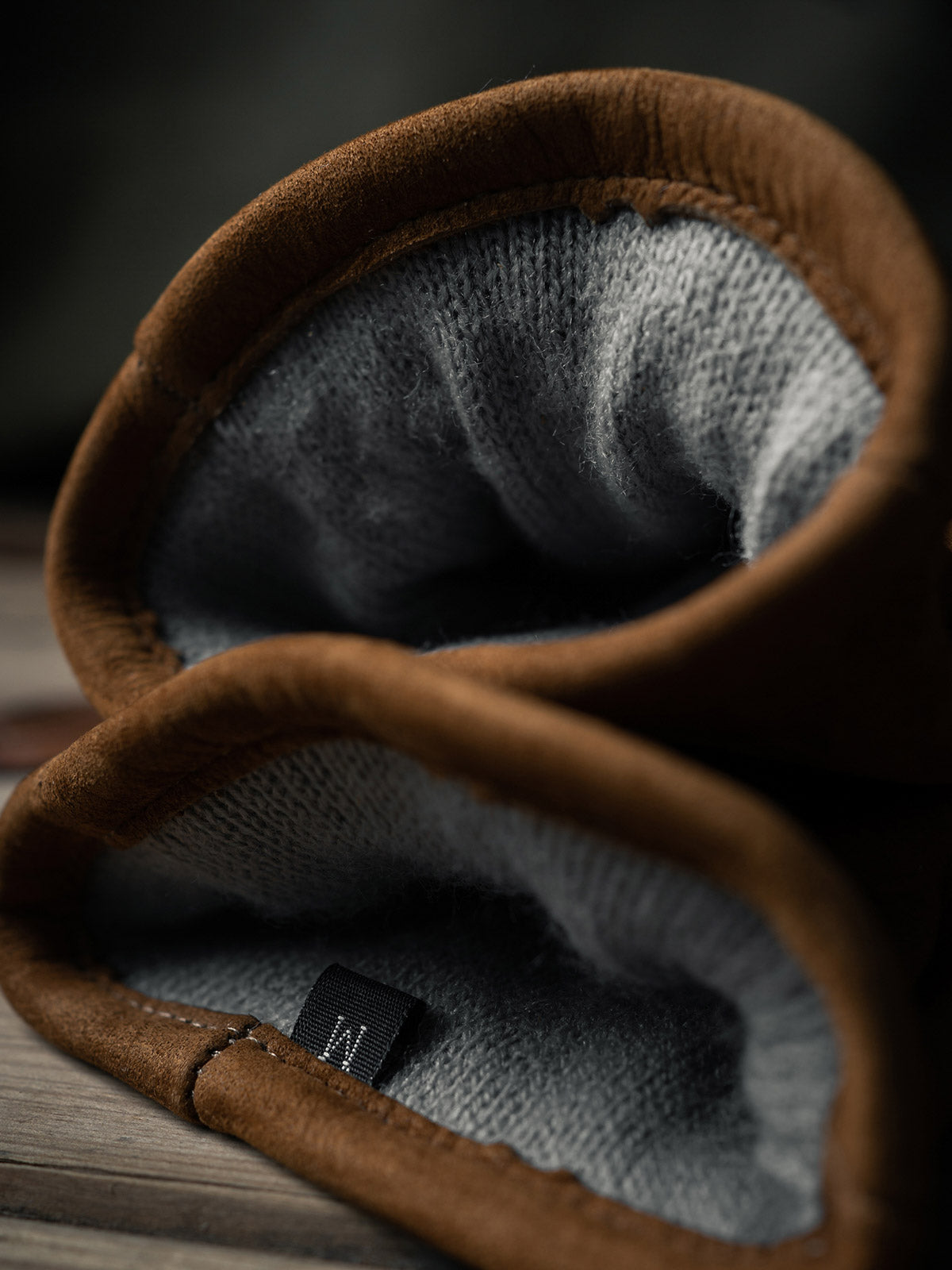 製品画像: ヴィンテージ風の磨き上げフルグレインレザーグローブの全体展示。優れた保温性と耐久性を持ち、アウトドアに最適なスタイル。
詳細画像: グローブのフルグレインレザーの質感とディテールが確認できる画像。ヴィンテージ感を持たせた加工が施され、長時間の使用でも快適な柔軟性を保持。