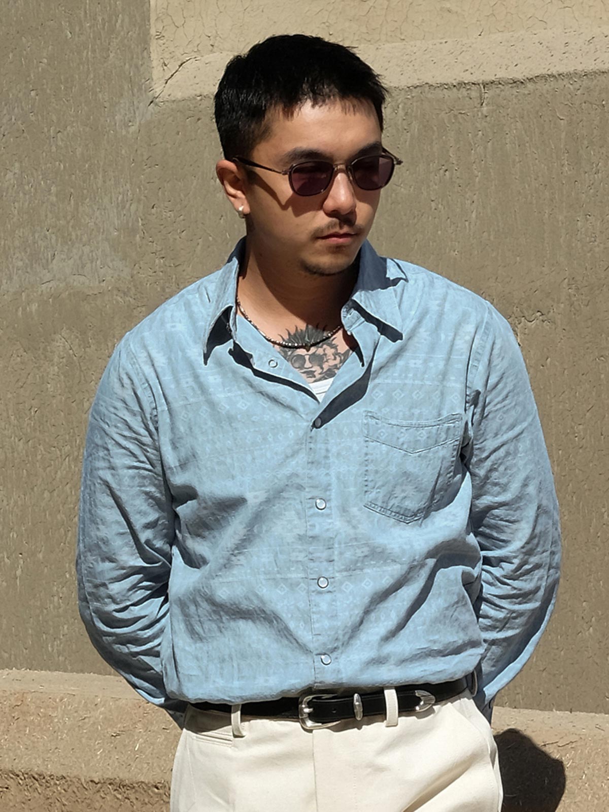 詳細画像（織り目とディテール）：
ナバホ柄ジャガードデニムシャツの織り目とディテールを強調した画像。コットンとポリエステルの混合生地が耐摩耗性と通気性を提供する様子。

モデル画像（着用展示）：
ナバホ柄ジャガードデニムシャツを着用したモデルの上身の展示。シャツのデザインと快適な着心地を強調。