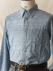 詳細画像（織り目とディテール）：
ナバホ柄ジャガードデニムシャツの織り目とディテールを強調した画像。コットンとポリエステルの混合生地が耐摩耗性と通気性を提供する様子。

モデル画像（着用展示）：
ナバホ柄ジャガードデニムシャツを着用したモデルの上身の展示。シャツのデザインと快適な着心地を強調。