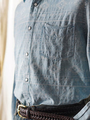 詳細画像（織り目とディテール）：
ナバホ柄ジャガードデニムシャツの織り目とディテールを強調した画像。コットンとポリエステルの混合生地が耐摩耗性と通気性を提供する様子。

モデル画像（着用展示）：
ナバホ柄ジャガードデニムシャツを着用したモデルの上身の展示。シャツのデザインと快適な着心地を強調。