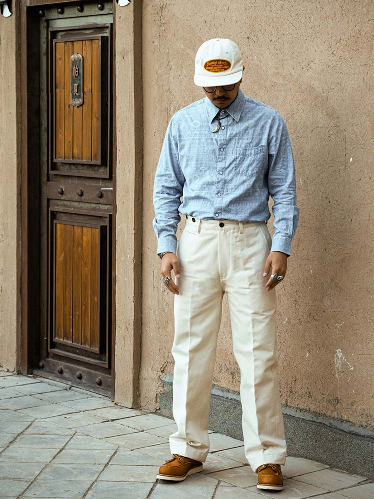 詳細画像（織り目とディテール）：
ナバホ柄ジャガードデニムシャツの織り目とディテールを強調した画像。コットンとポリエステルの混合生地が耐摩耗性と通気性を提供する様子。

モデル画像（着用展示）：
ナバホ柄ジャガードデニムシャツを着用したモデルの上身の展示。シャツのデザインと快適な着心地を強調。